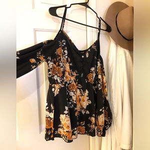 Very cute blouse with sleeveless shoulders